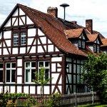 Ажурным домам по немецкой технологии фахверк присуще контрастное оформление