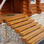 Бетонные лестницы с деревянными ступенями