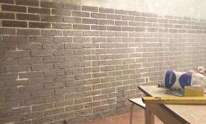 Чтобы стены выглядели более натурально, после застывания их корректируют