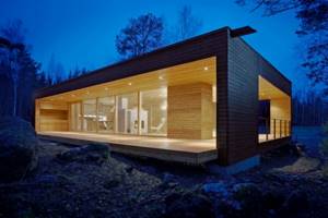 двухцветный деревянный дом с плоской крышей