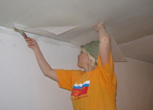 Как клеить стеклохолст на потолки под покраску