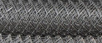 How to attach a chain-link mesh: many ways to achieve a single goal