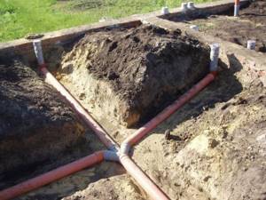 Как провести канализацию и водопровод под фундаментом