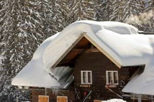 Как убрать снег с крыши частного дома