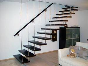 Компактная лестница как нельзя лучше подойдет для двухуровневой квартиры-студии