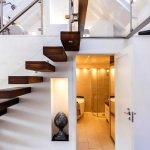 Лестница_прозрачная конструкция с деревянными ступенями