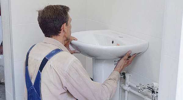 На какой высоте установить раковину умывальник в ванной