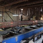 Процесс очистки от коры оцилиндрованного бревна